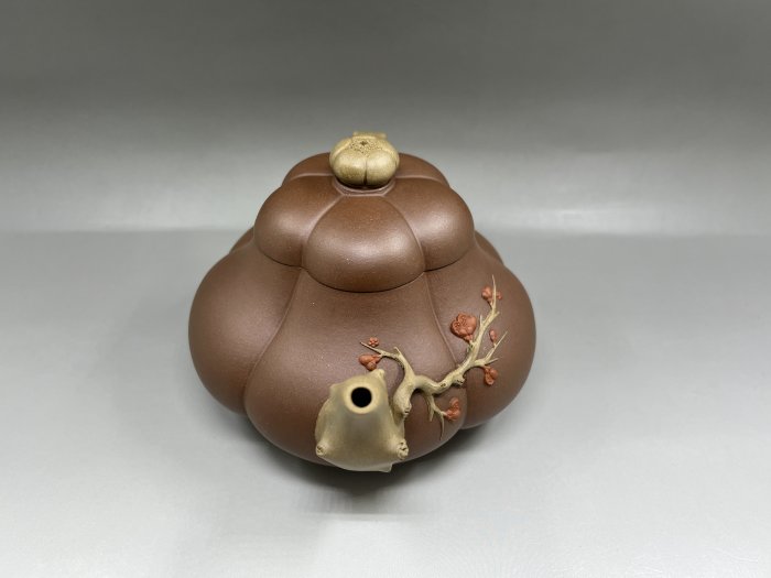 周榮金【喜上梅梢壺】研究員級高級工藝美術師340 cc 陶魂第260 頁有