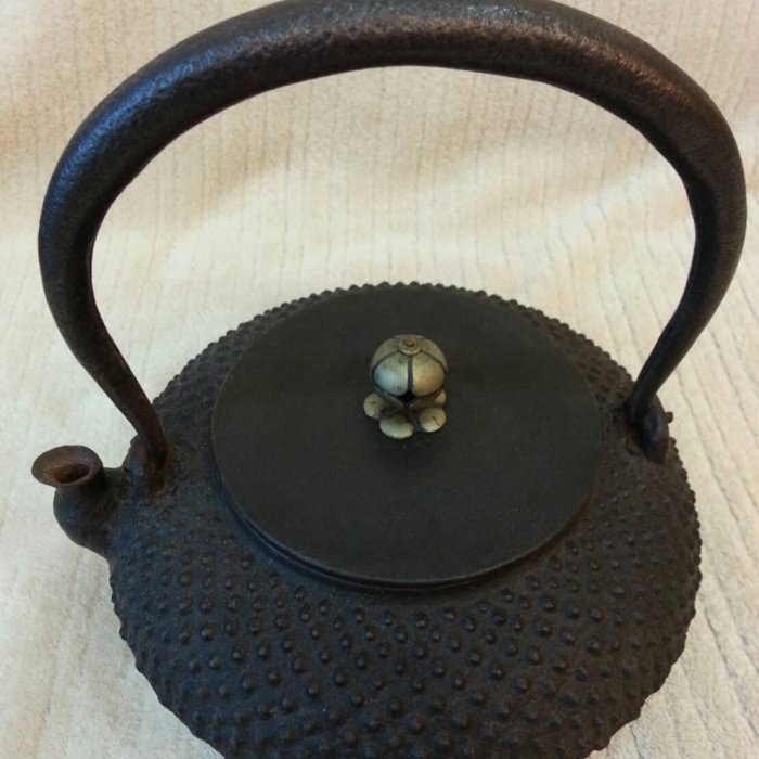 正寿堂 雨龍盛上彫 道安形鉄瓶 銅蓋 正寿堂 雨龍盛上彫 道安形鉄瓶 銅蓋