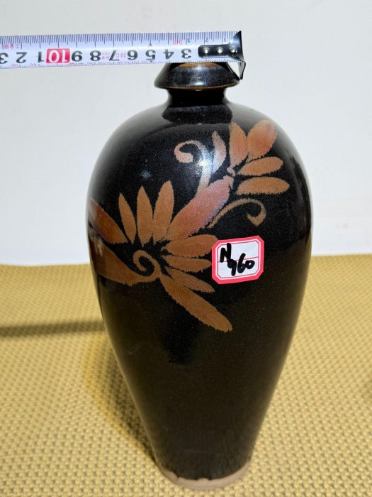 磁州窯黑釉鐵銅花梅瓶，尺寸如圖所示，黑色釉面搭配古銅色花卉紋路