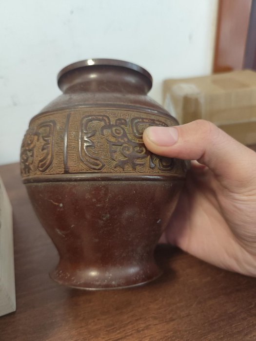 嚴選日本鑄銅饕餮回字紋花瓶，高度約18公分，典雅小品收藏，附原木盒