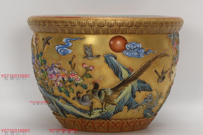 清乾隆，琺瑯彩金地雕刻百鳥朝鳳缸，高14.5厘米，口徑20.7厘米，底徑