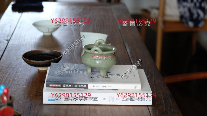 代龍泉窯梅子青釉三足鬲爐尺寸：8.8cm*8.2cm 器形敦厚可愛，器身線條