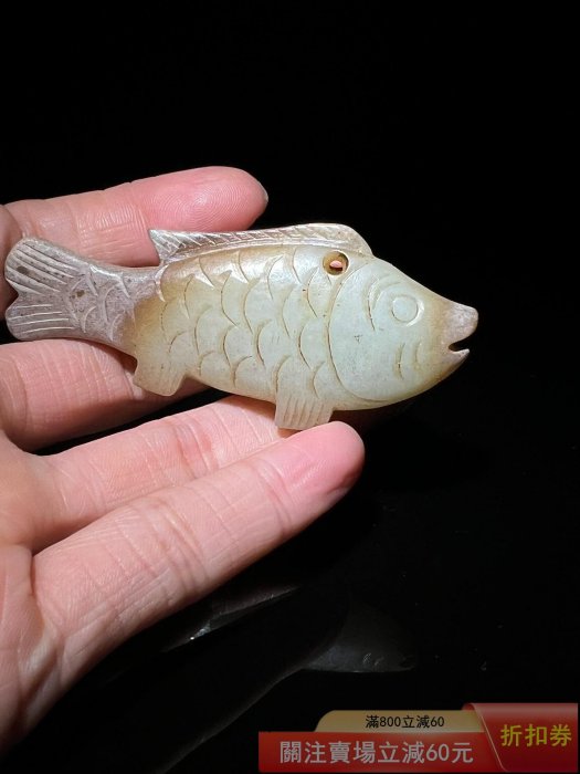 和田玉魚親子の彫刻 高古玉魚形把件和田玉材質玉質溫潤細膩局部有自然沁色和包漿雕工生動魚