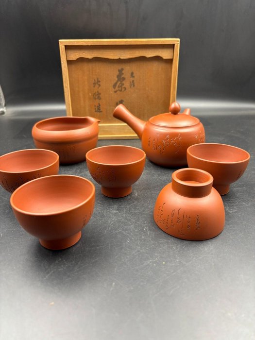 嚴選日本常滑燒朱泥紫砂茶壺，手刻詩文藝術珍藏，一壺配五杯公道杯，附