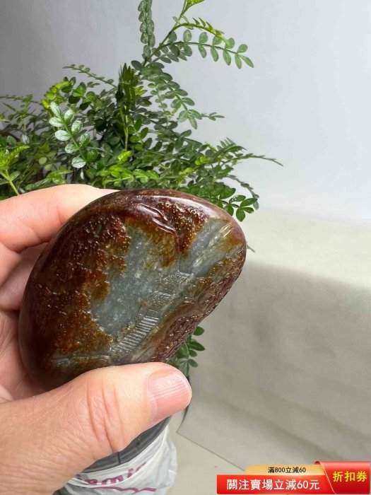 新疆和田玉籽料原石擺件手把件，重.8克，天然原石雕刻山水畫面，皮