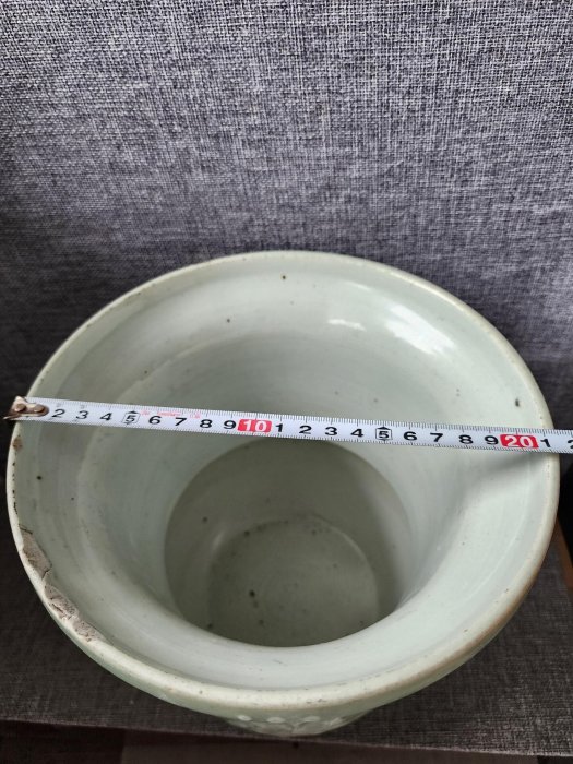 清代中期豆青釉堆白四季花瓷渣斗，局部微損修復，適合收藏品玩賞古董