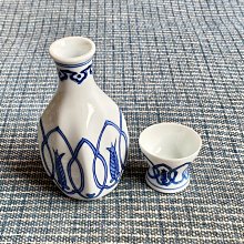 日本舟山窯青花染付瓜棱形酒局套壺杯酒壺是八面有棱造型，青花染付工藝