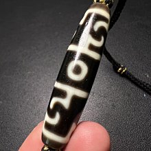 嚴選臺灣手工打造的蓮師三眼天珠，採用高級瑪瑙精心製造。此件天珠尺寸