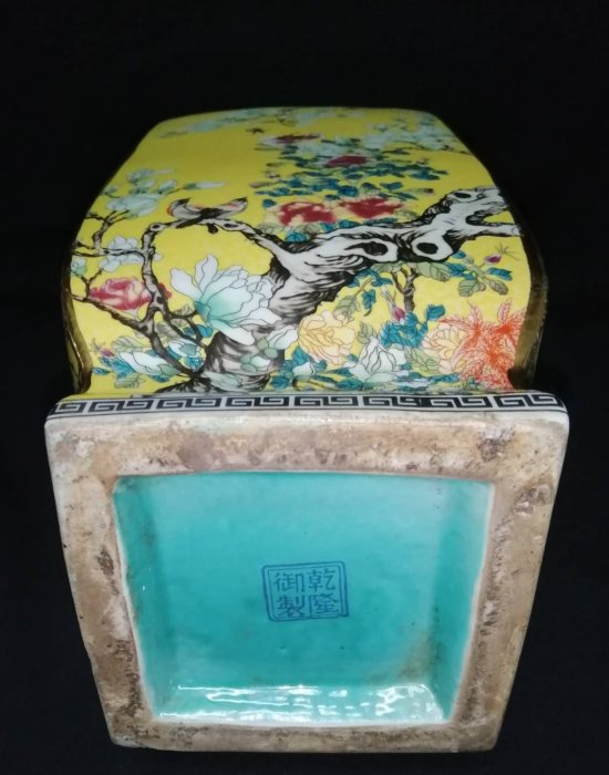 清朝乾隆御製滿黃釉細錦地花鳥紋四方瓷瓶。 錦地又叫軋道瓷是