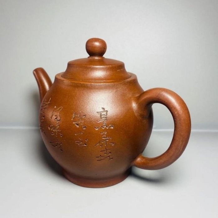 宜興紫砂茶壷（底款「施小馬製」） 宜興紫砂茶壷（底款施小馬製） 高さ12．5cm、横幅9．5cm、口径