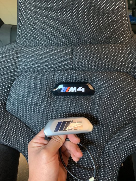 (B&M精品)全新BMW 德國原廠 F80 F82 F83 M3 M4 LED 黑色座椅標 發光標 座椅背發光標