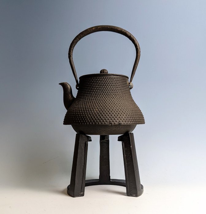 茶道具　炉檀　五德 火鉢風爐釜用茶道具/新品鑄鐵五德爐架(大)，直徑16cm/三角架/三腳架/鐵