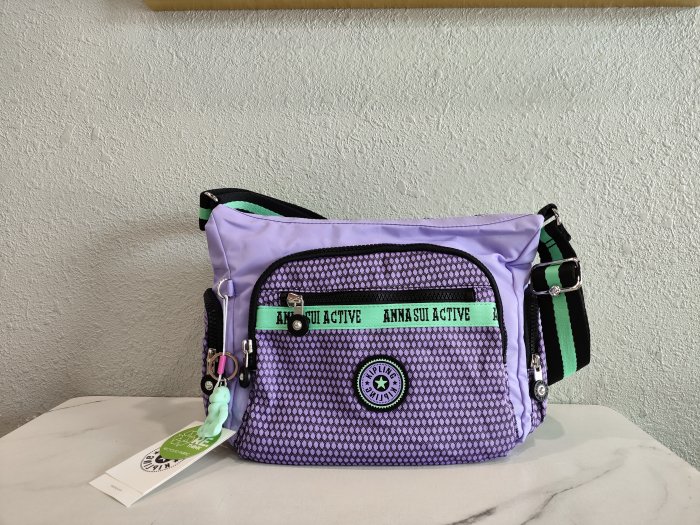 鑫森凱莉代購 Kipling Anna Sui Active 聯名系列 KI7556 活力網眼紫拼接 斜背包 預購