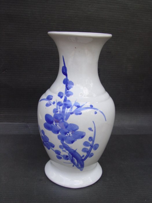 【 特價起標 】--台 灣 早 期 白 釉 青 花 瓶 20cm