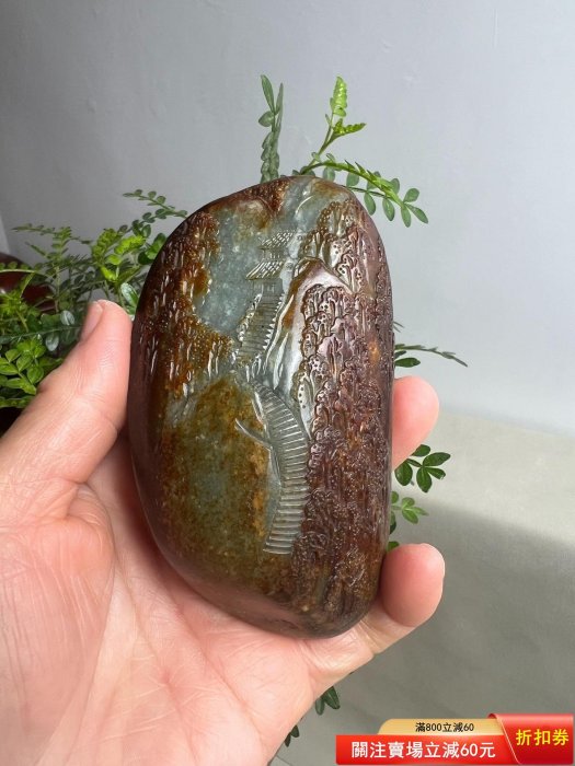 新疆和田玉籽料原石擺件手把件，重.8克，天然原石雕刻山水畫面，皮