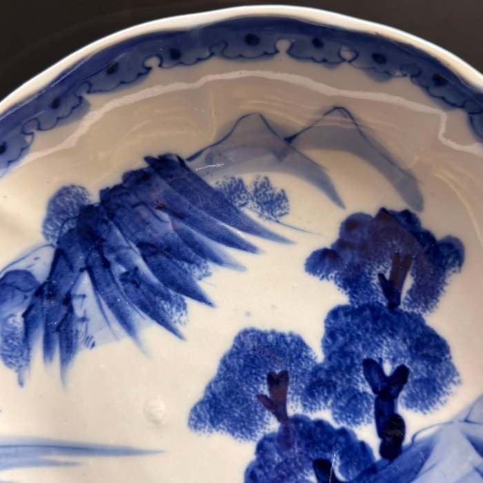 染付大缽。昭和時代。戰前。山水文。美品。舊家藏出。古美術。骨董品。 藏舊尋寶屋】老日本染付山水紋松紋瓷製大皿/大盤※2412131129272