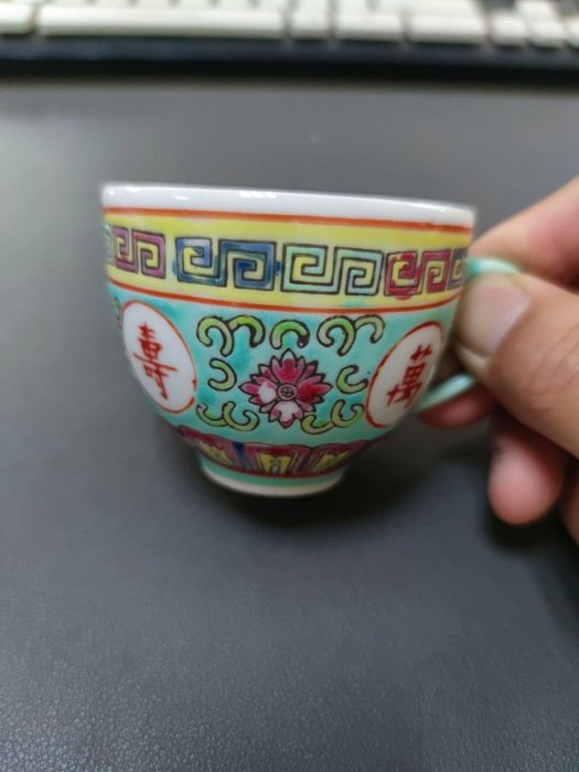嚴選景市70年代競成公社彩繪瓷廠小把杯，綠萬壽無疆經典設計，微瑕無礙