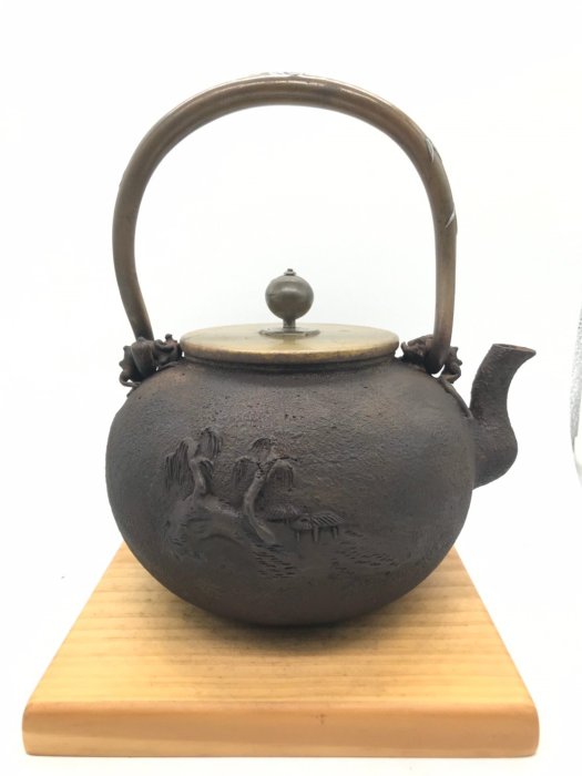 鼎登坊』日本老鐵壺龜文堂名人-梅泉造山水鐵壺專用梅泉底款東北幡柱