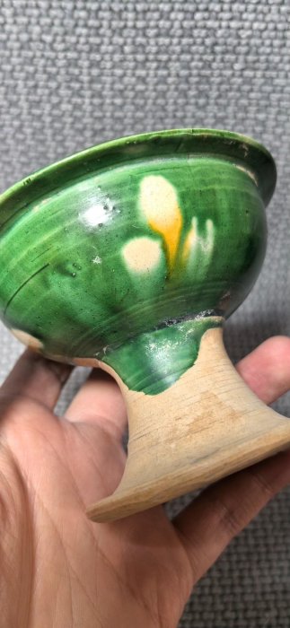 嚴選宋代綠釉點彩高足杯，窯裂添風采，高7.5公分，適合古玩收藏家。高