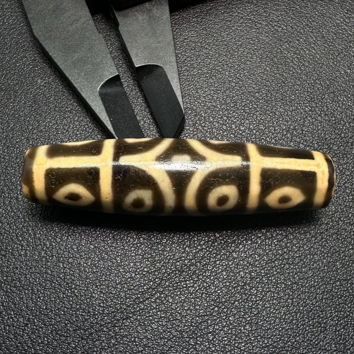 嚴選天然天珠，典藏級別鳳眼天珠，尺寸精細58.8x15.2mm，白芯透亮