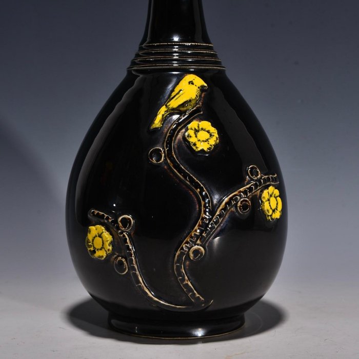 宋定窯黑釉堆塑花鳥紋馬瓶，高31釐米，直徑14釐米，2303 建窯瓷器官窯