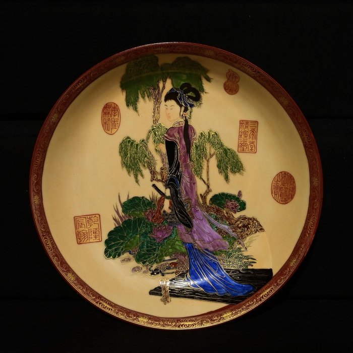清乾隆年制琺瑯彩仕女紋賞盤，高4.5×22厘米??30028029禦窯、 青花