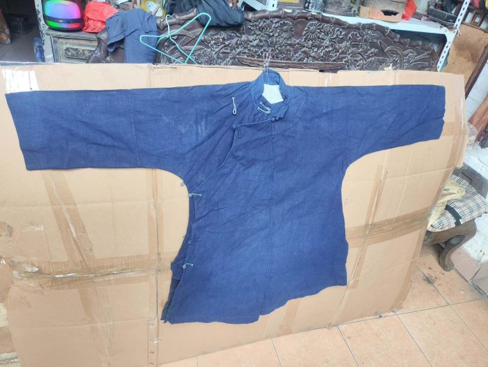 清代老粗布大襟衣，深藍色布料，純手工縫制，有盤扣設