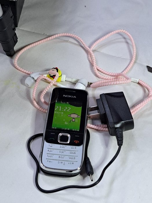11，Nokia 2730 classic 經典直立式功能手機。有附充電器，還有耳機， 螢幕有瑕疵， 現況出售，把玩，懷舊，收藏用，售出不退。