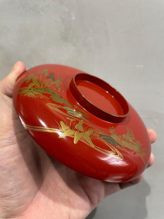 根来塗　朱塗　金彩　紅葉刻　漢詩刻　杯　一對　時代箱付　F　R8032 日本明治時期實木大漆壺承，高2.3口徑12.6厘米，百年老物件嚴選手繪松