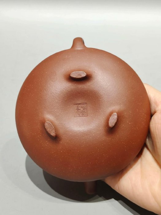 嚴選宜興老紫砂壺，紅華蓋款典藏佳作，刻工精湛保存完好，適合收藏與送