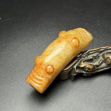 和田玉雕刻精美玉質溫潤細膩仿高古玉品類）器主體為玉豬龍，是新石器