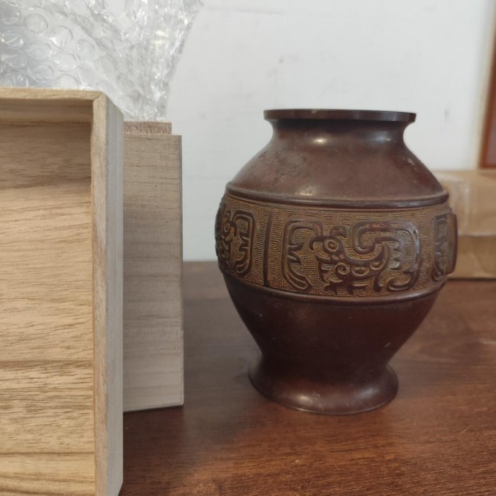 嚴選日本鑄銅饕餮回字紋花瓶，高度約18公分，典雅小品收藏，附原木盒