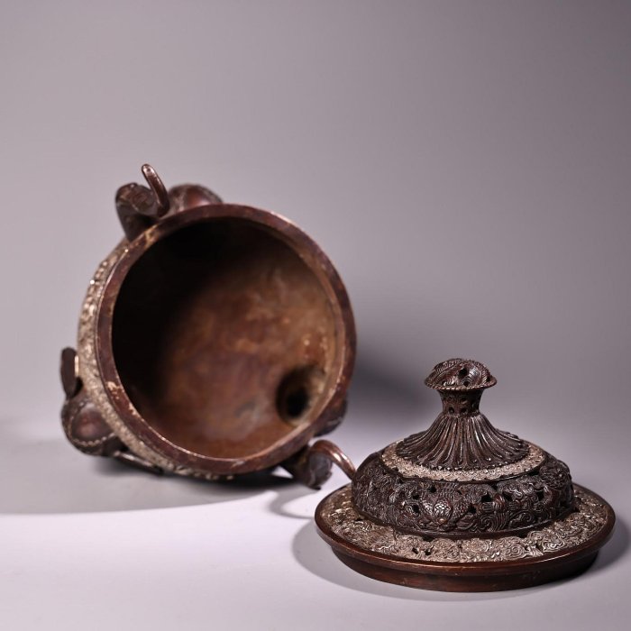 中国古美術・旧蔵品・純銅製・高浮彫・錾刻・鎏銀・八宝紋 盤龍 首飾箱・置物・茶道 珍品舊藏收純銅高浮雕鏨刻鎏銀獸面永珍薰香爐工藝精湛器型款式重1500克