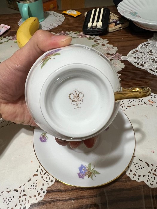 日本Okura Art China 大倉陶園骨瓷咖啡杯花朵、金色鑲邊、金色手柄已