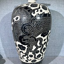 宋代磁州窯龍紋大梅瓶品相如圖，器型規整，釉面瑩潤古樸，黑白分明，刮