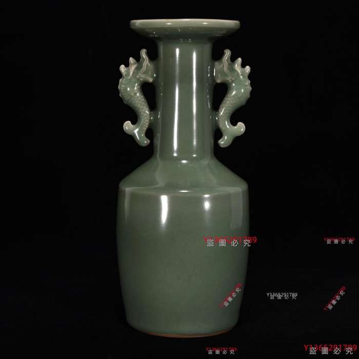 中国古美術 宋時代龍泉窯青磁梅花 瓶・阴刻・共箱 宋龍泉窯梅子青釉乾陵題詩文雙魚盤口瓶，高26厘米，直徑10厘米. 舊藏