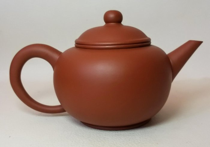 1970年代，中國宜興一廠紫砂壺。雙框三七章單孔200CC(10杯)☆意者私