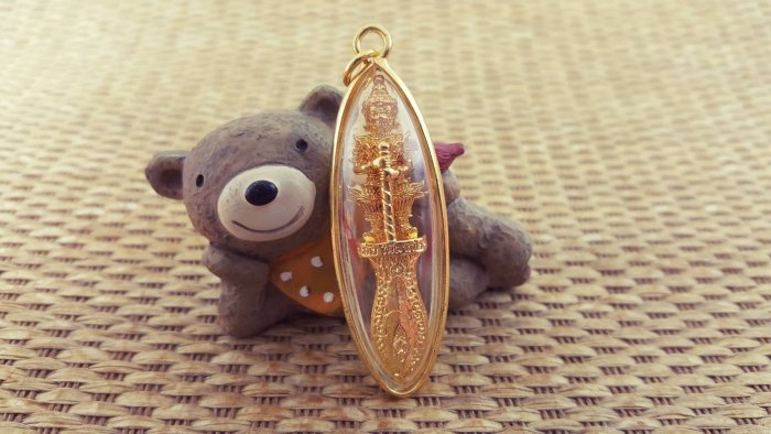 心齋@泰國正品~滅魔刀、避險、擋災、添財~佛曆2558龍婆KEY廟加持~金框外殼-護法鬼王滅魔刀 佛牌 B1107 | Yahoo拍賣