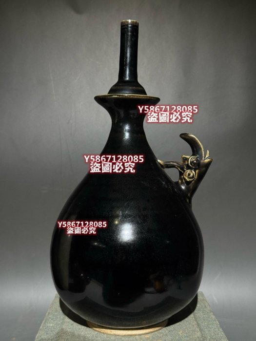 定窯凈瓶宋代黑釉龍首凈瓶，單色釉，品相完好無瑕疵。高約29厘米，底部