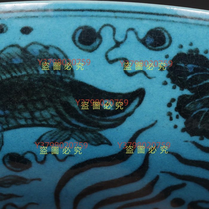 舊藏明成化孔雀藍青花魚藻蓮紋盤規格：高5.2公分直徑20.8公分古玩收藏