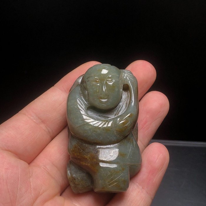 玉童子宋代古玉宋代，童趣盎然的玉雕藝術！此童子採用和闐青玉圓雕而成