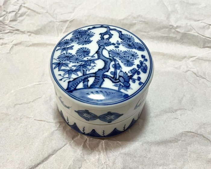 清雍正時代 染付 青花祥瑞花卉文四方印泥盒 蓋盒 香盒 文房香合(A-68) 嚴選日本Vintage平安時代昭阿彌染付青花雙層香盒印泥盒，松竹梅青花全