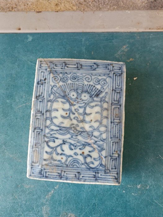 清中期嚴選青花印泥盒，蓋微損可修，器形優美，品相詳實，拍後無換無退