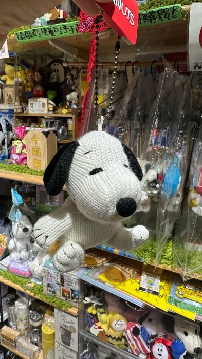 現貨-日本限定史努比專賣店史努比snoopy毛線絨毛娃娃珠鏈鑰匙圈 吊飾尺寸高約10公分不含鏈高snoopy史努比毛線偶鑰匙圈 珠鏈吊飾-金金洋行