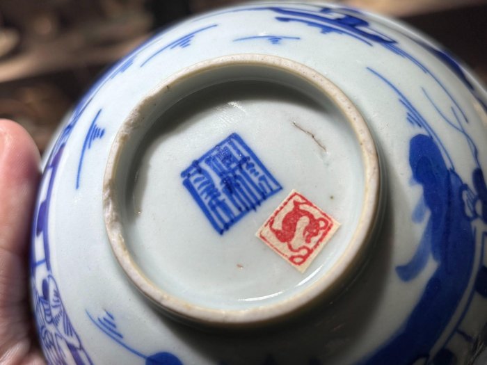 中国　大明萬暦年製款　青花　山水人物文碗　V　8711 嚴選道光年間青花山水人物碗口徑14cm 花口造型青花自然發色老物件收藏