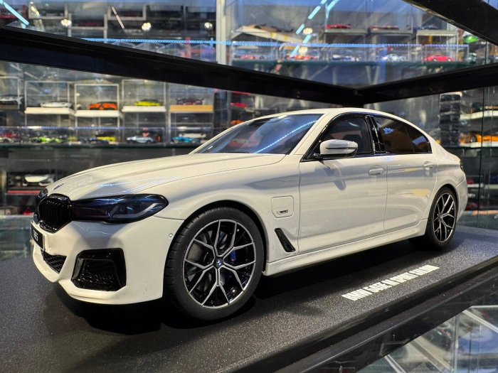 吉華@ 1/18 GT SPIRIT GT496 BMW 545E X Drive SALOON M Sport | Yahoo拍賣
