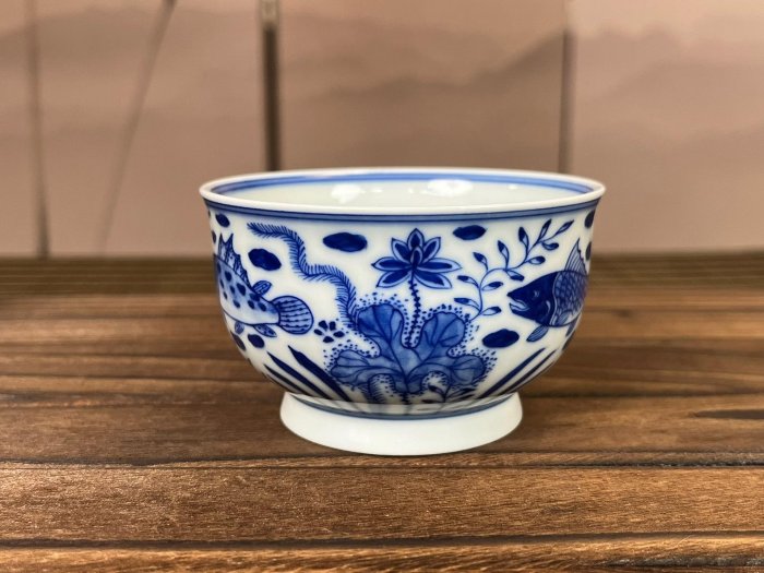 嚴選景德鎮手工青花魚藻紋爐式茶杯，口徑8.3cm，高度5.1cm，120ml容量