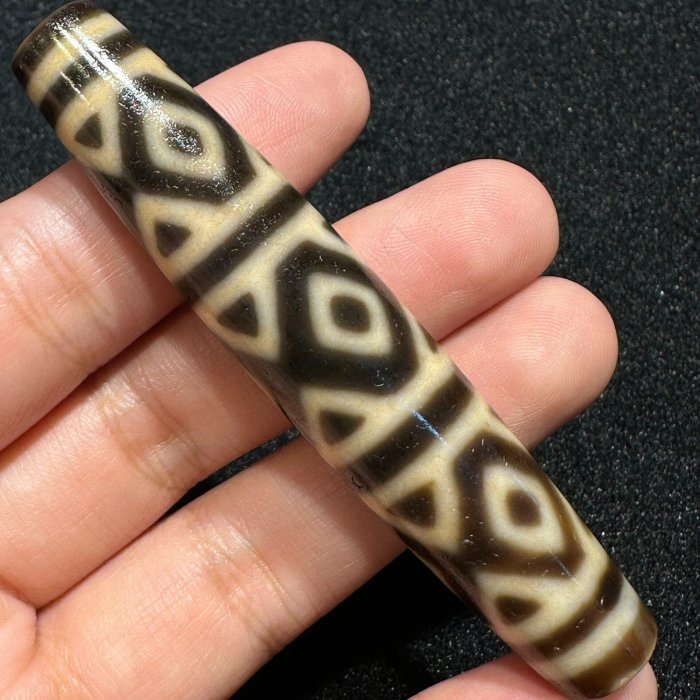 嚴選臺灣工藝精品牙黃金剛虎牙九眼天珠，尺寸約77.5x14.8mm，適合收藏
