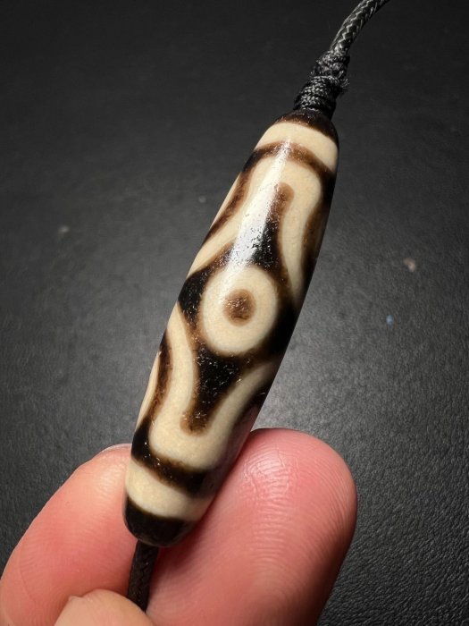 嚴選上肯金剛天珠，十字六眼精心琢刻，一物一圖詳盡展示。商品特質