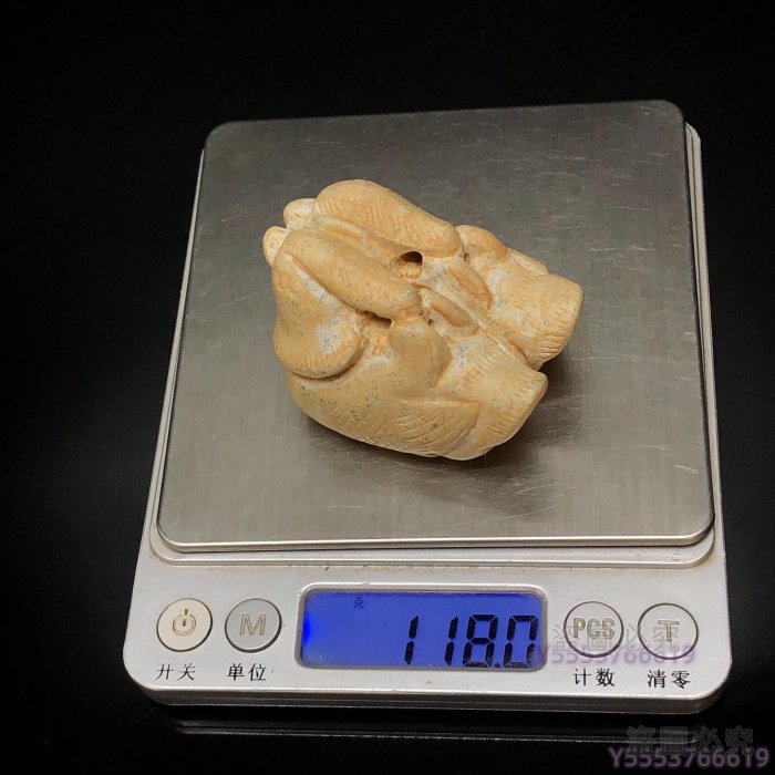 漢代圓雕鴛鴦掛佩和田玉因長期埋藏受沁表面形成“雞骨白” 呈現古樸的